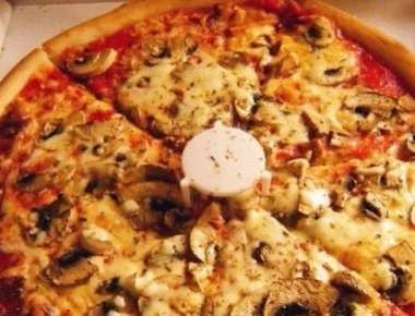 Πίτσα: Πόσες θερμίδες έχει το ένα κομμάτι – Απλή vs special